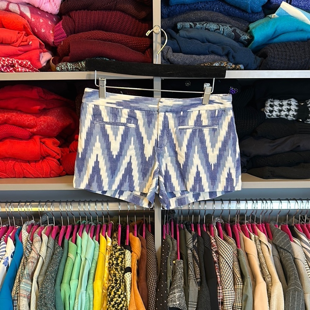 GAP blue/white ikat print shorts size 2